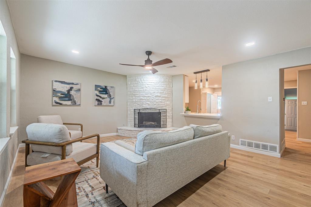 5307 Kelly Elliott Road Arlington, TX 76017 - Photo 5 of 29