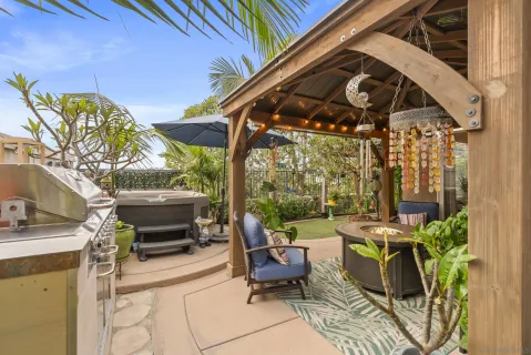 a view of a backyard