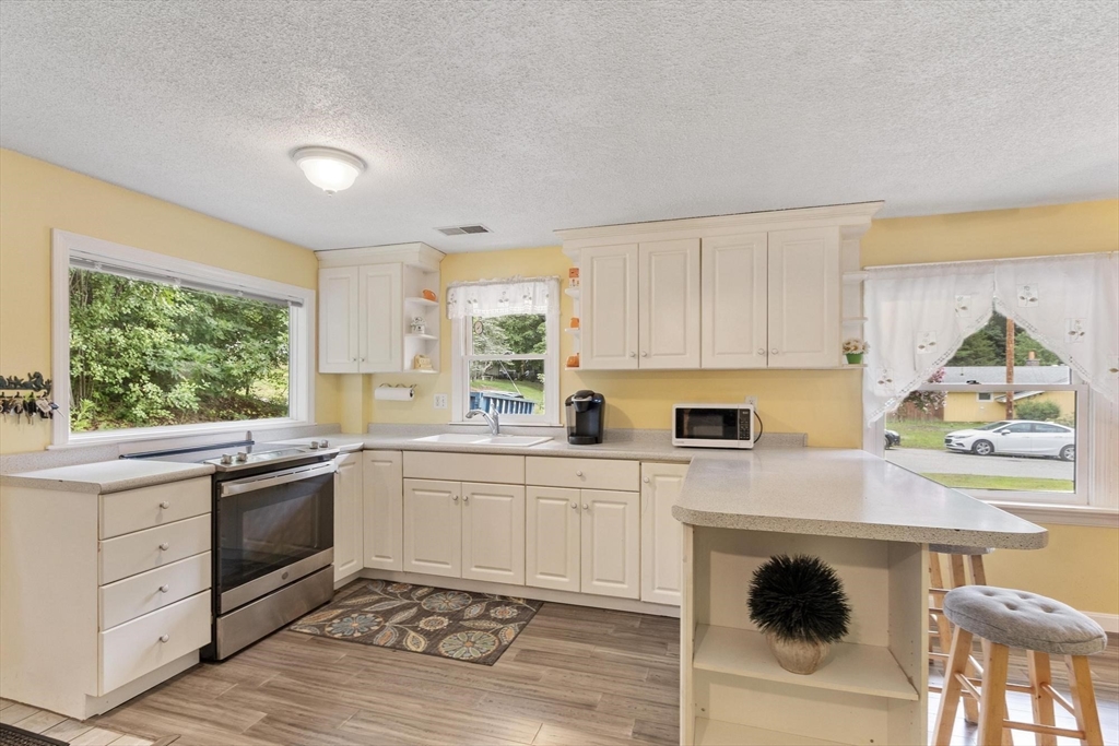 17 Parlee Road Chelmsford, MA 01824 - Photo 2 of 42