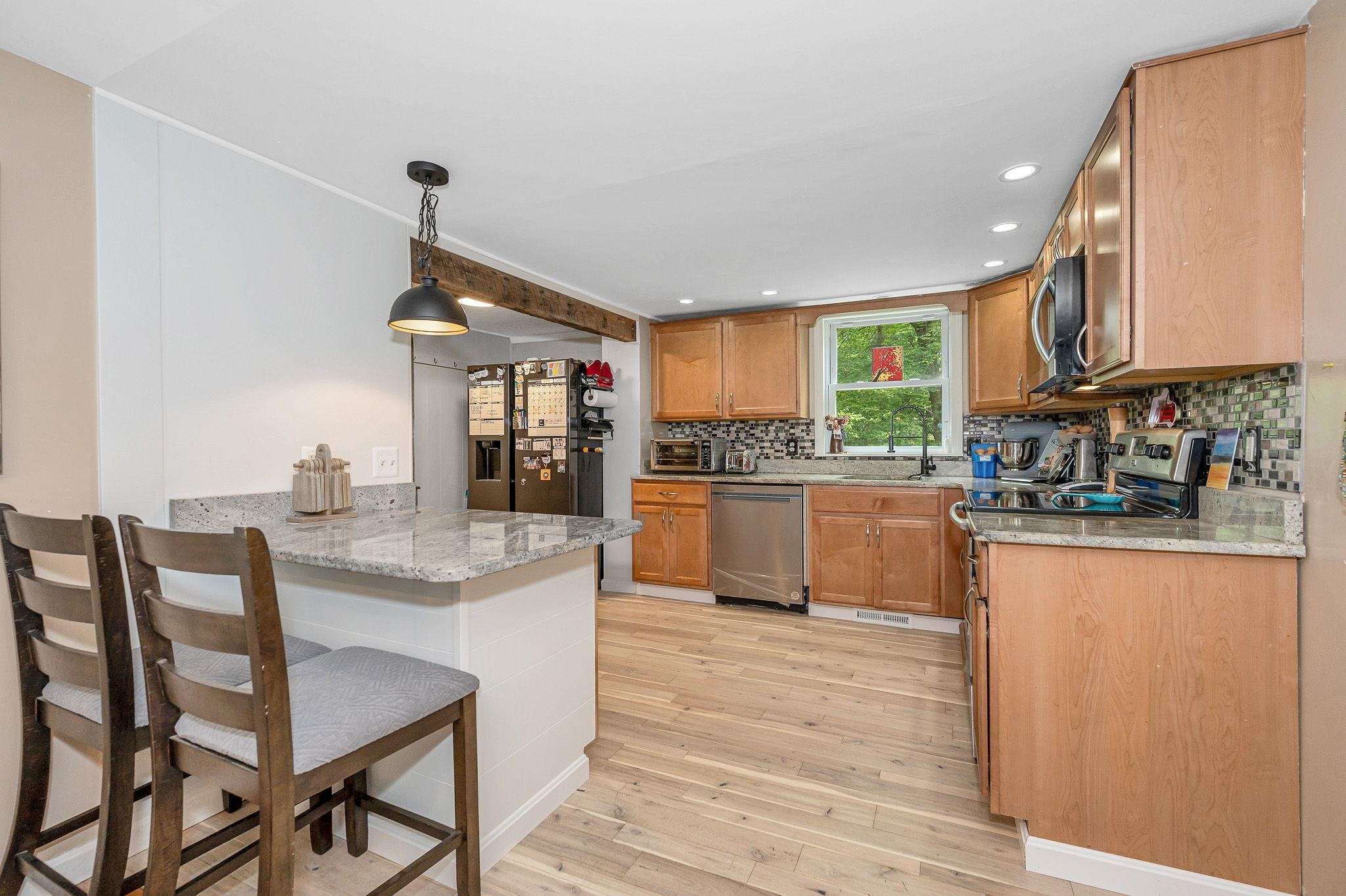 84 Chester Road Derry, NH 03038 - Photo 6 of 30