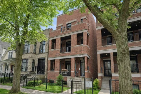 $685,000 | 1031 West Newport Avenue, Unit 3, Chicago, IL 60657