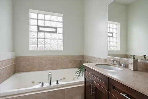 $685,000 | 1031 West Newport Avenue, Unit 3, Chicago, IL 60657