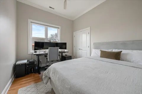 $685,000 | 1031 West Newport Avenue, Unit 3, Chicago, IL 60657