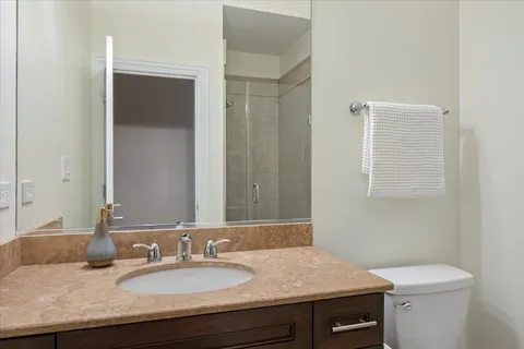 $685,000 | 1031 West Newport Avenue, Unit 3, Chicago, IL 60657