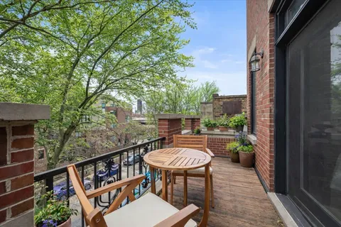 $685,000 | 1031 West Newport Avenue, Unit 3, Chicago, IL 60657