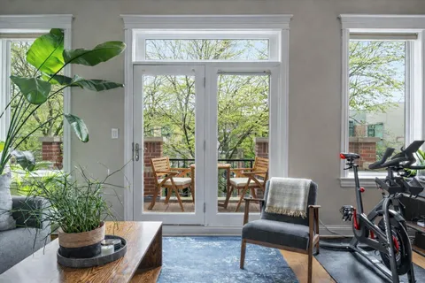 $685,000 | 1031 West Newport Avenue, Unit 3, Chicago, IL 60657