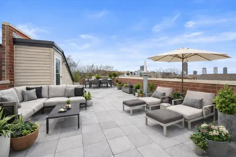 $685,000 | 1031 West Newport Avenue, Unit 3, Chicago, IL 60657