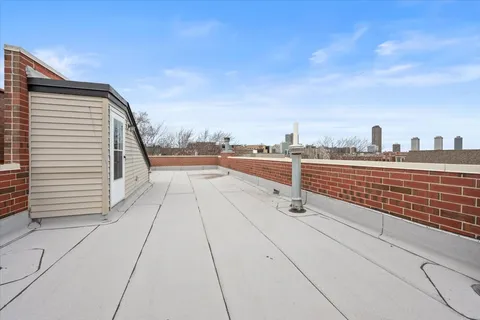 $685,000 | 1031 West Newport Avenue, Unit 3, Chicago, IL 60657