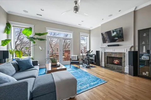 $685,000 | 1031 West Newport Avenue, Unit 3, Chicago, IL 60657