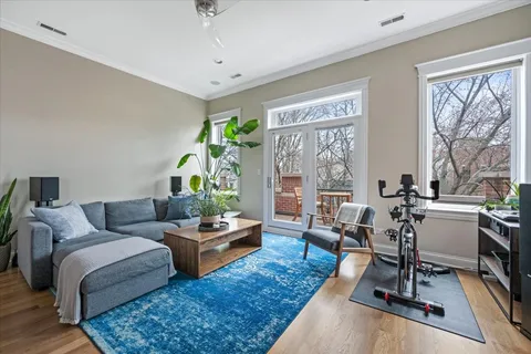 $685,000 | 1031 West Newport Avenue, Unit 3, Chicago, IL 60657