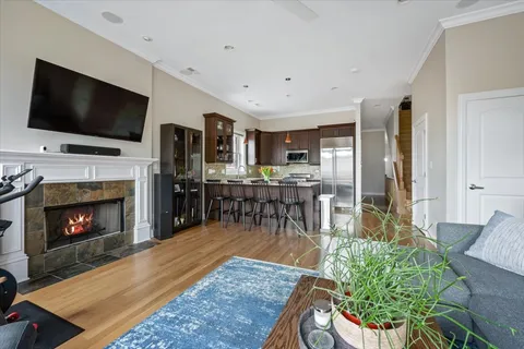 $685,000 | 1031 West Newport Avenue, Unit 3, Chicago, IL 60657