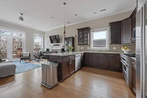 $685,000 | 1031 West Newport Avenue, Unit 3, Chicago, IL 60657