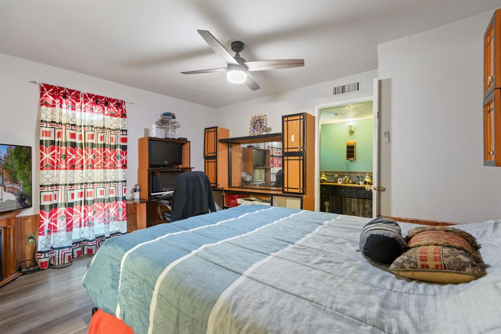 3352 Buckingham Lane Plano, TX 75074 - Photo 17 of 34 a bedroom with a bed and a flat screen tv
