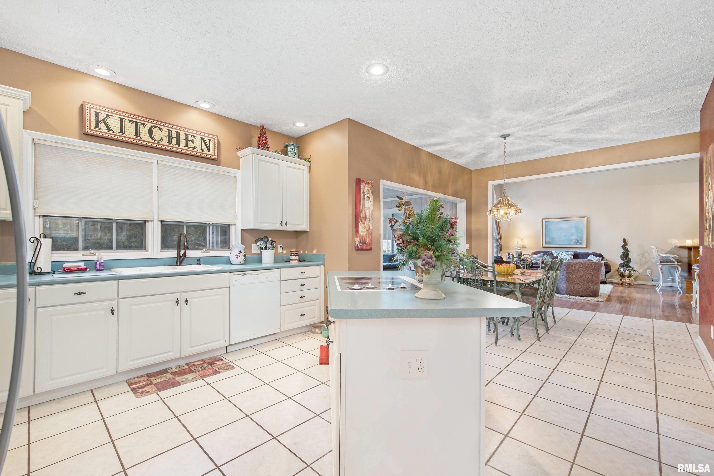 2548 Lincoln Road Bettendorf, IA 52722 - Photo 10 of 45 Gallery Image 10