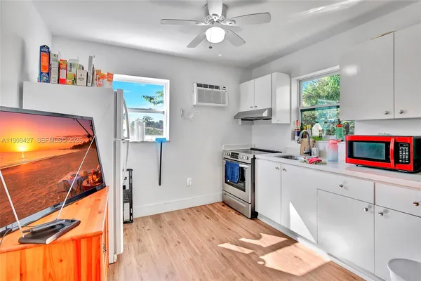 $2,100 | 458 Southwest 9th Street, Unit 3, Miami, FL 33130