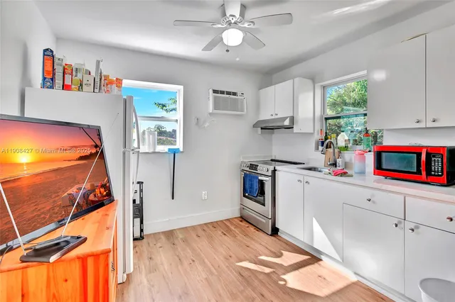 $2,200 | 458 Southwest 9th Street, Unit 3, Miami, FL 33130