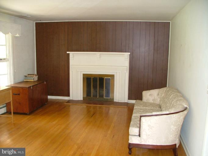 821 Petem Road Kingsville, MD 21087 - Photo 4 of 13 Living Room