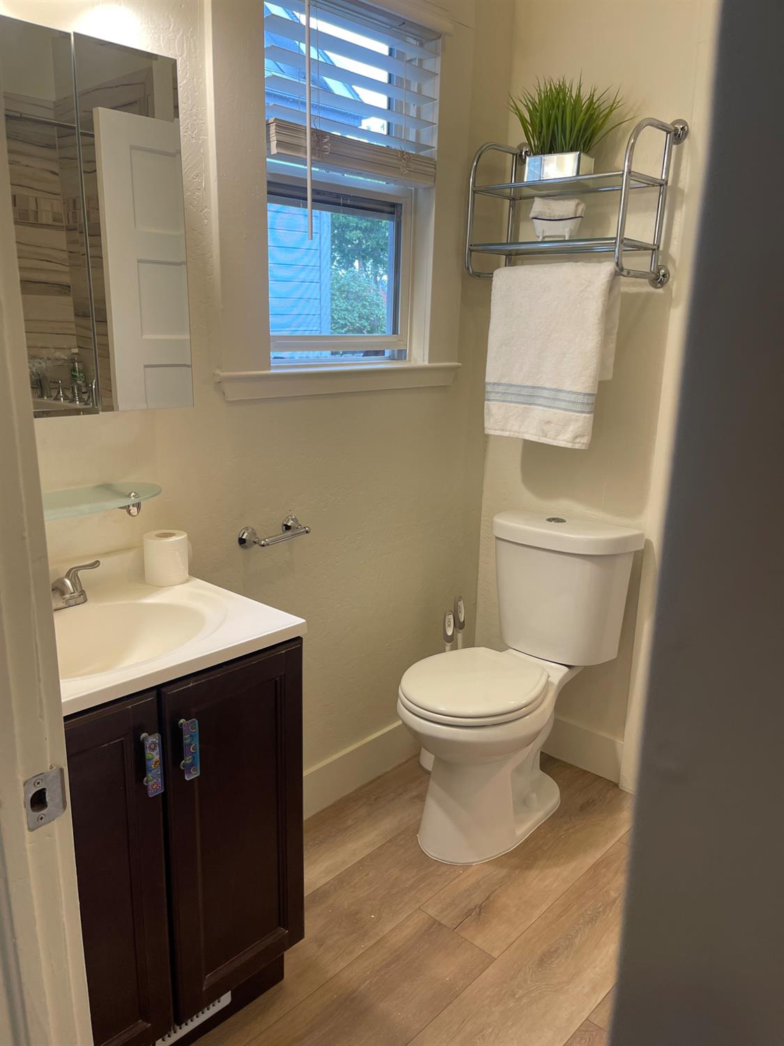 85 West 8th Street Tracy, CA 95376 - Photo 22 of 27 a bathroom with a toilet sink and mirror