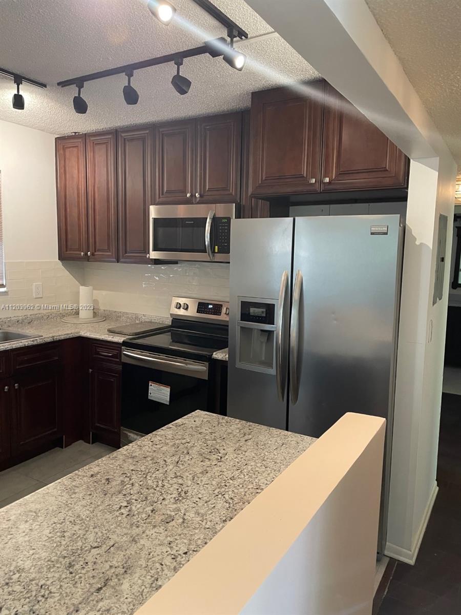 481 Ives Dairy Road, Unit 4034 Miami, FL 33179 - Photo 5 of 38 Gallery Image 5