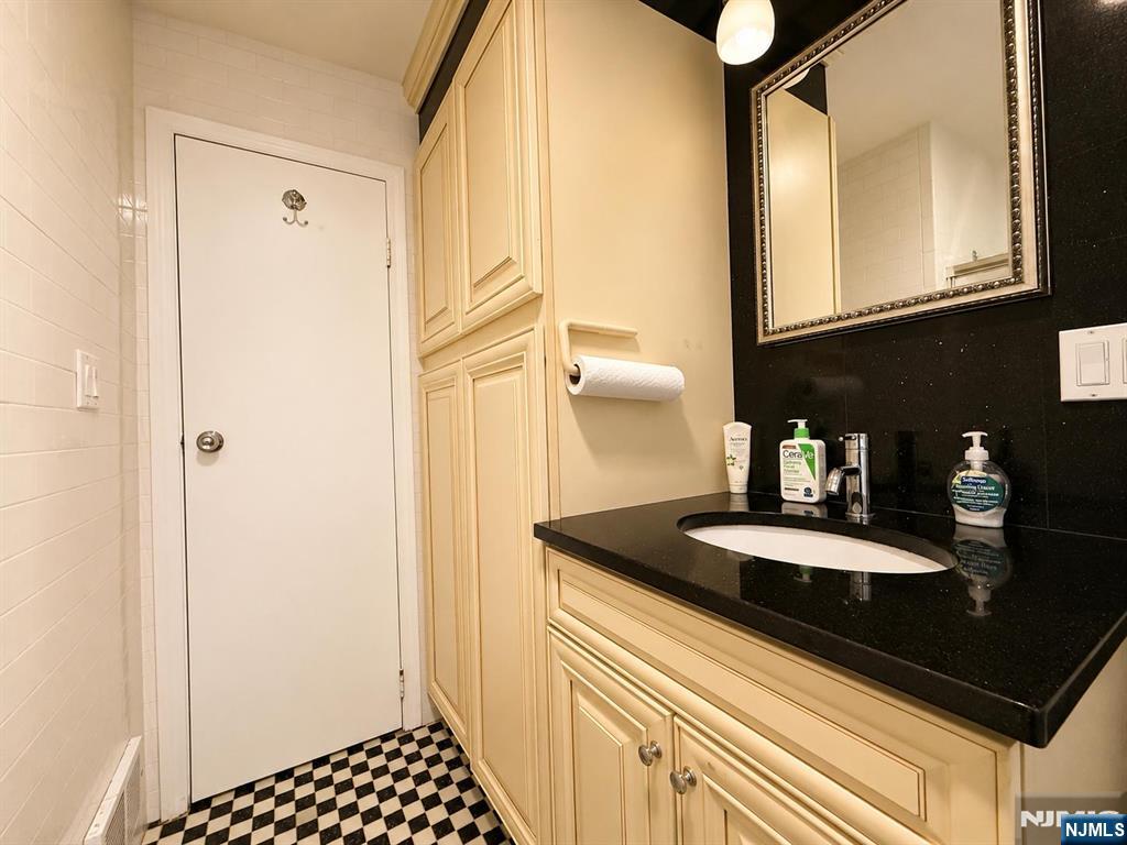 372 West Main Street Bergenfield, NJ 07621 - Photo 12 of 28