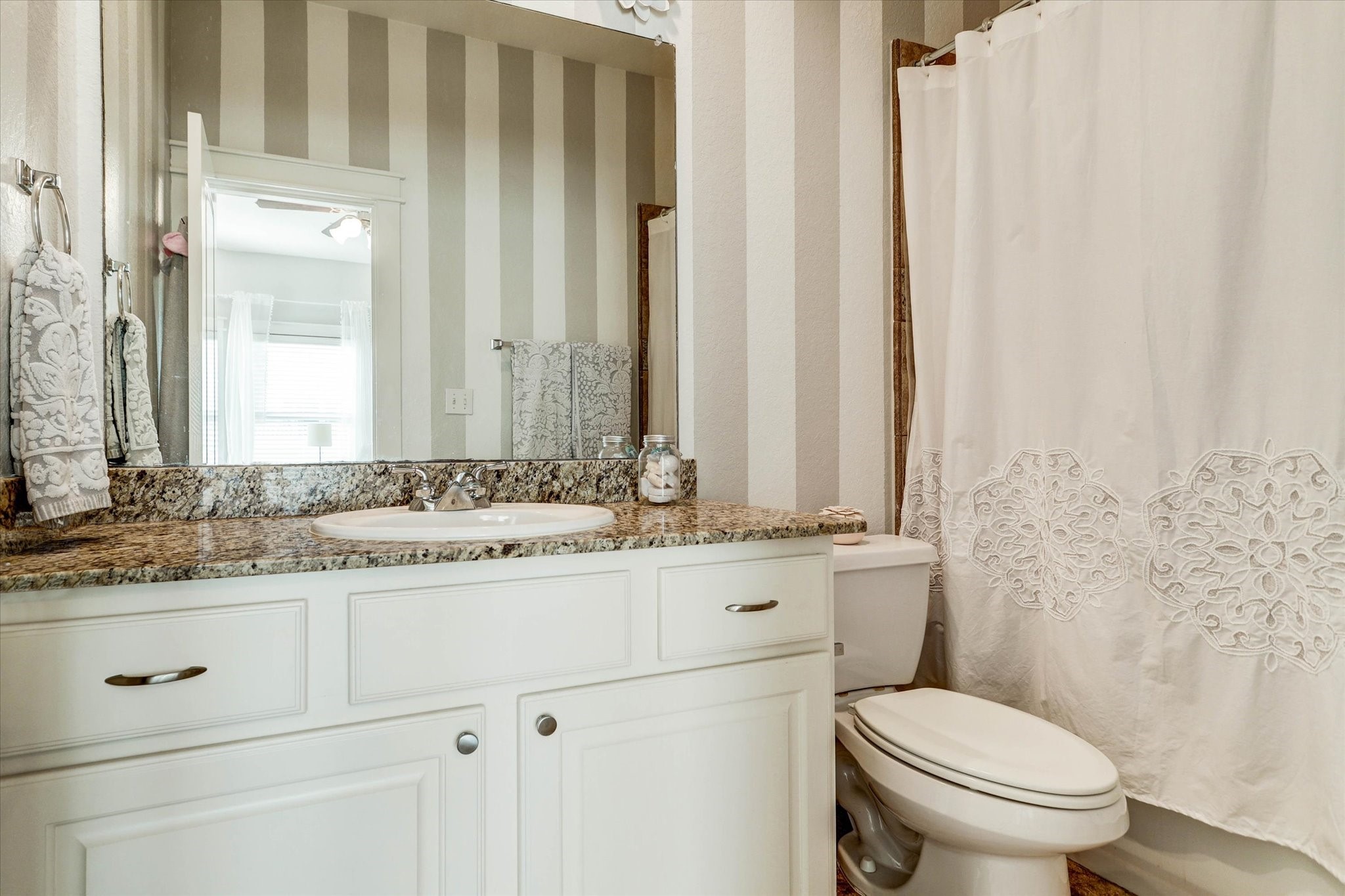 2546 Bevis Street Houston, TX 77008 - Photo 10 of 23 Secondary bedroom on the 3rd floor