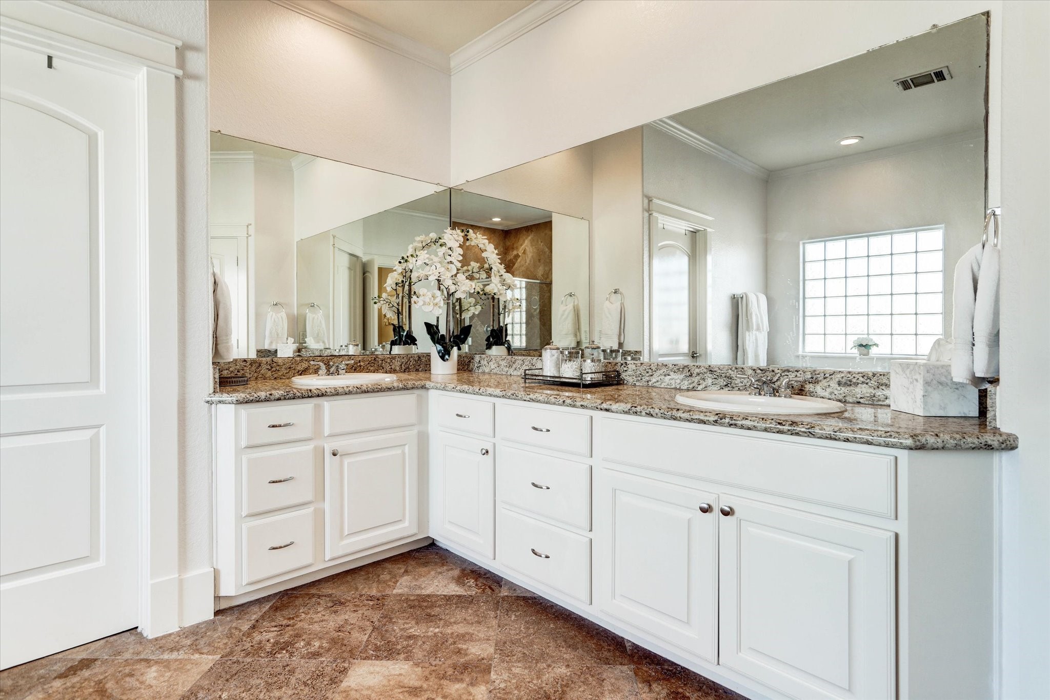 2546 Bevis Street Houston, TX 77008 - Photo 16 of 23 Primary bathroom