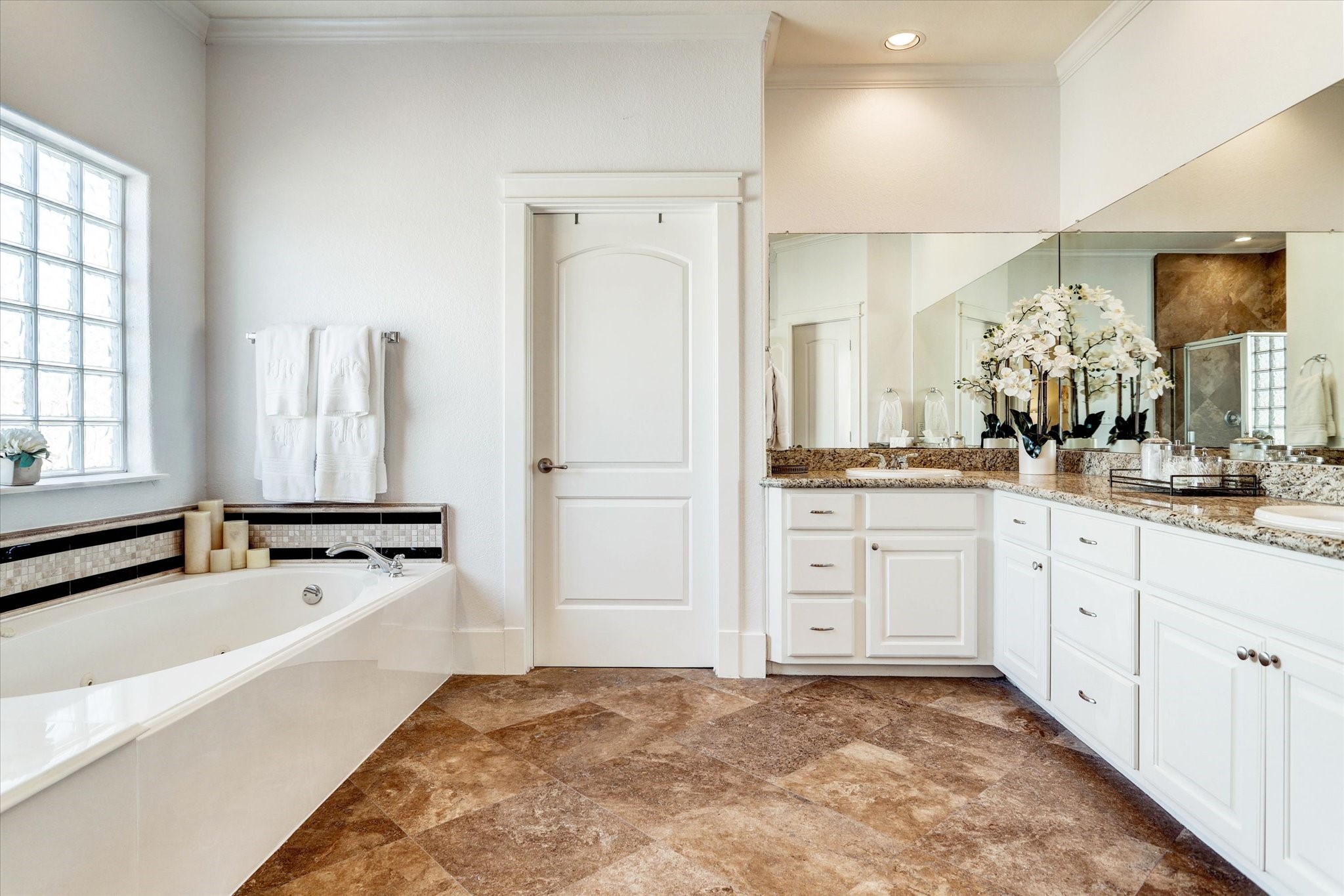 2546 Bevis Street Houston, TX 77008 - Photo 17 of 23 Primary bathroom