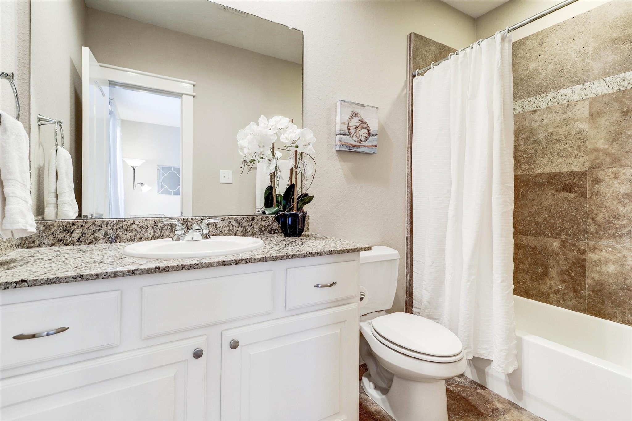 2546 Bevis Street Houston, TX 77008 - Photo 19 of 23 First floor guest bedrrom bathroom