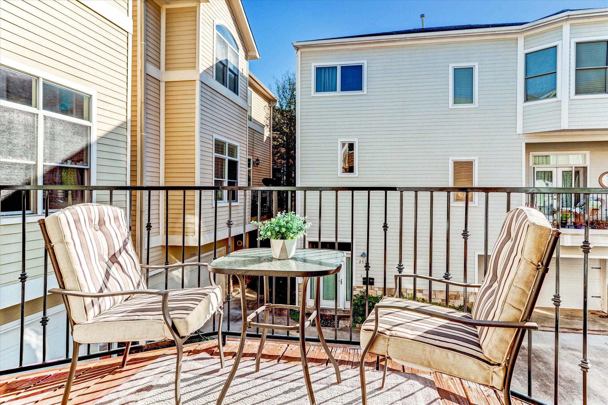 2546 Bevis Street Houston, TX 77008 - Photo 21 of 23 Balcony off the kitchen