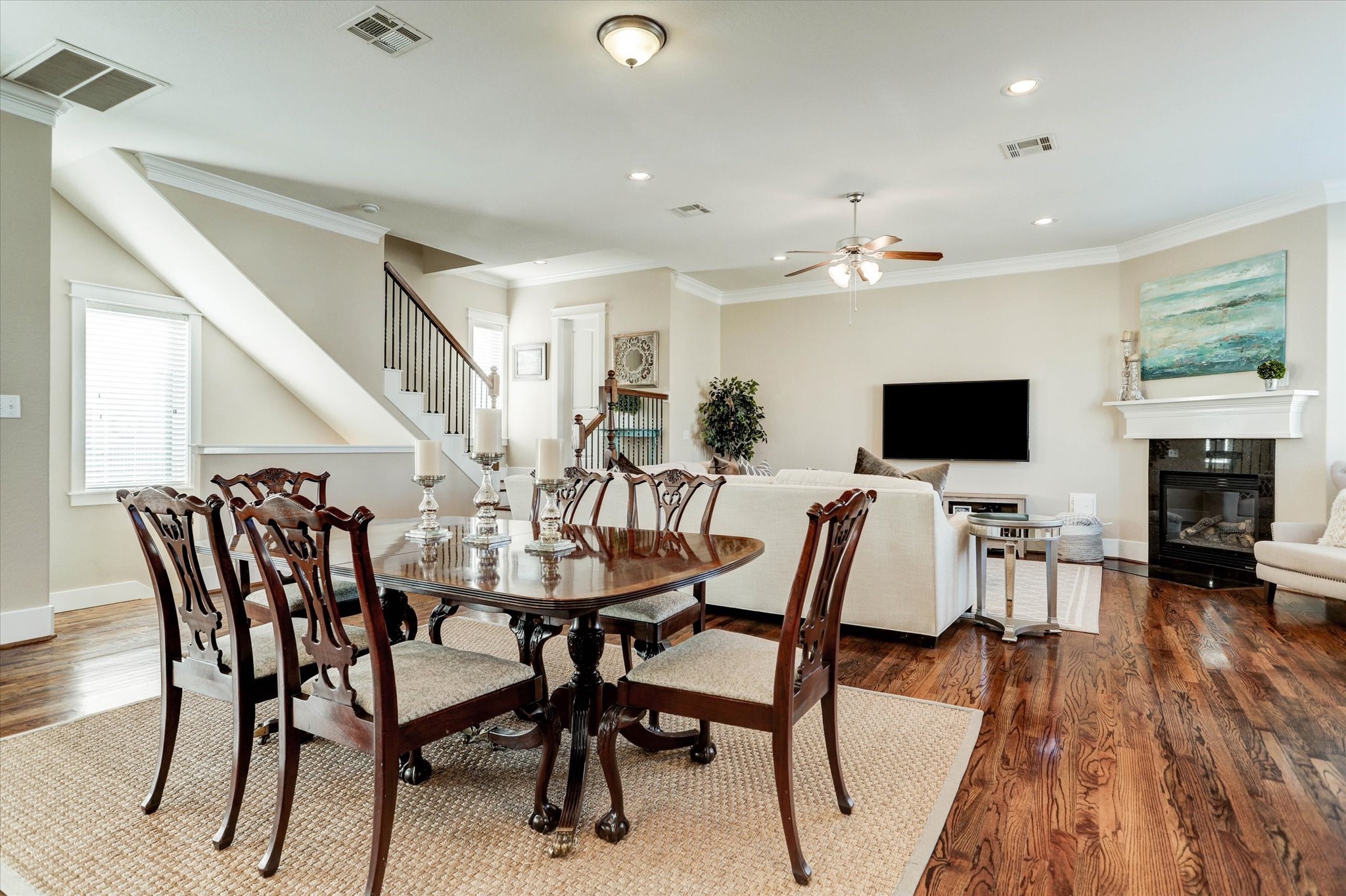 2546 Bevis Street Houston, TX 77008 - Photo 4 of 23 Dining room and living