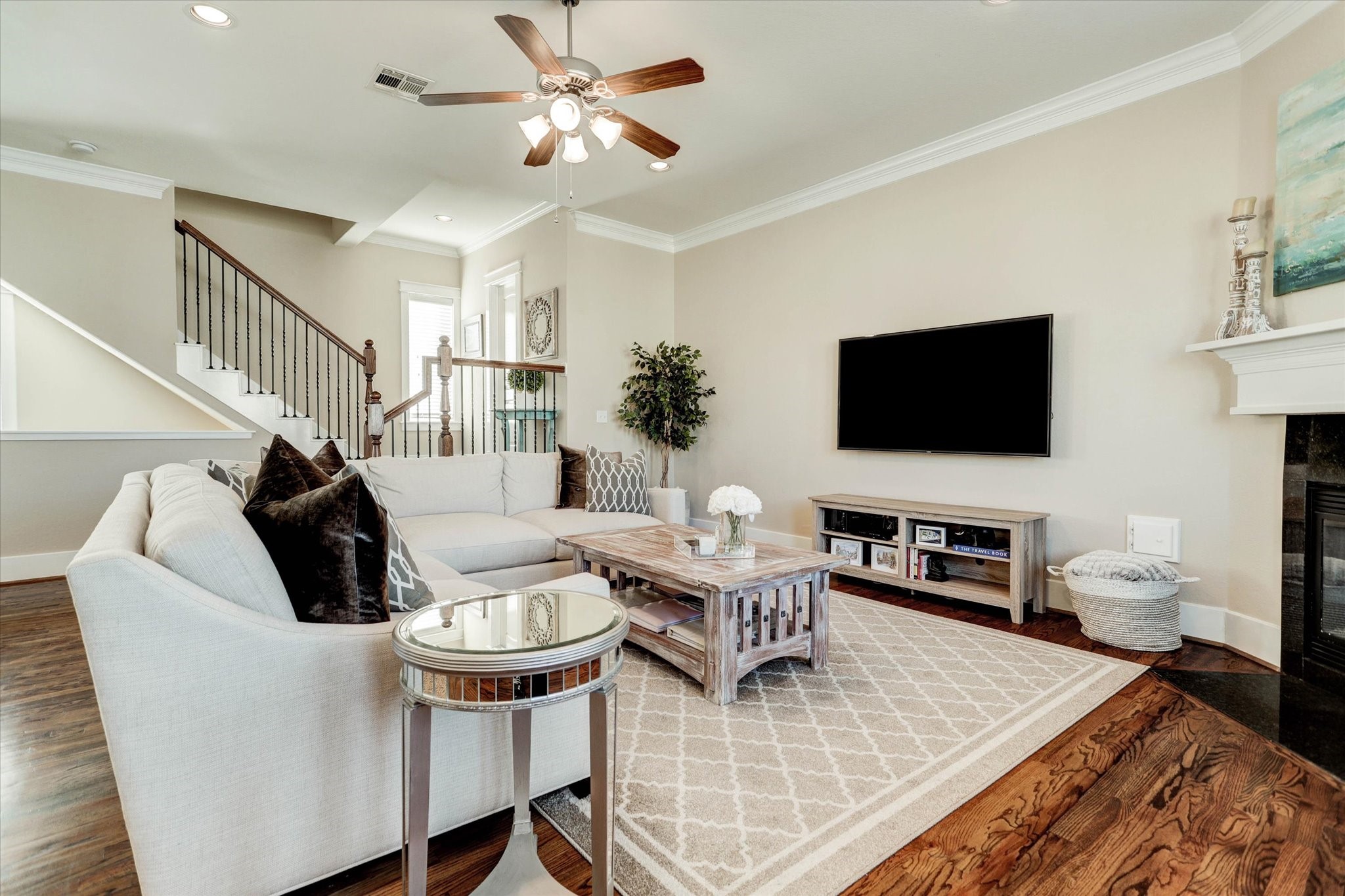 2546 Bevis Street Houston, TX 77008 - Photo 5 of 23 Living room