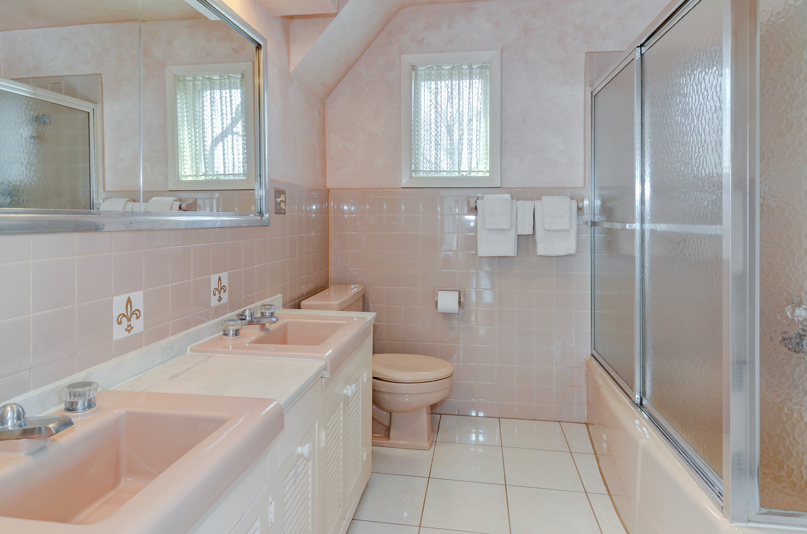801 South County Line Road Hinsdale, IL 60521 - Photo 16 of 24 a bathroom with a sink toilet and shower