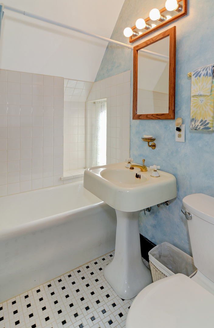 801 South County Line Road Hinsdale, IL 60521 - Photo 18 of 24 a bathroom with a sink a toilet and shower