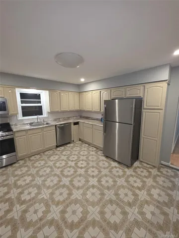 $3,200 | 915 11th Street, West Babylon, NY 11704