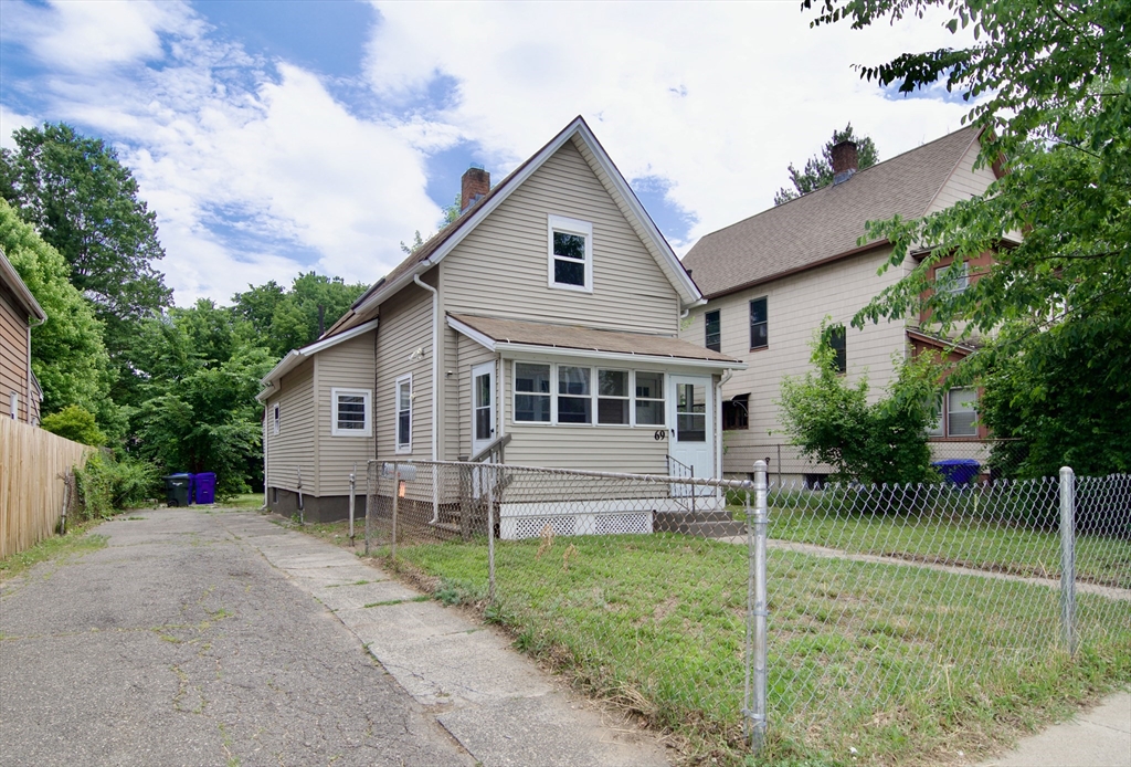 69 Manhattan Street Springfield, MA 01109 - Photo 2 of 36