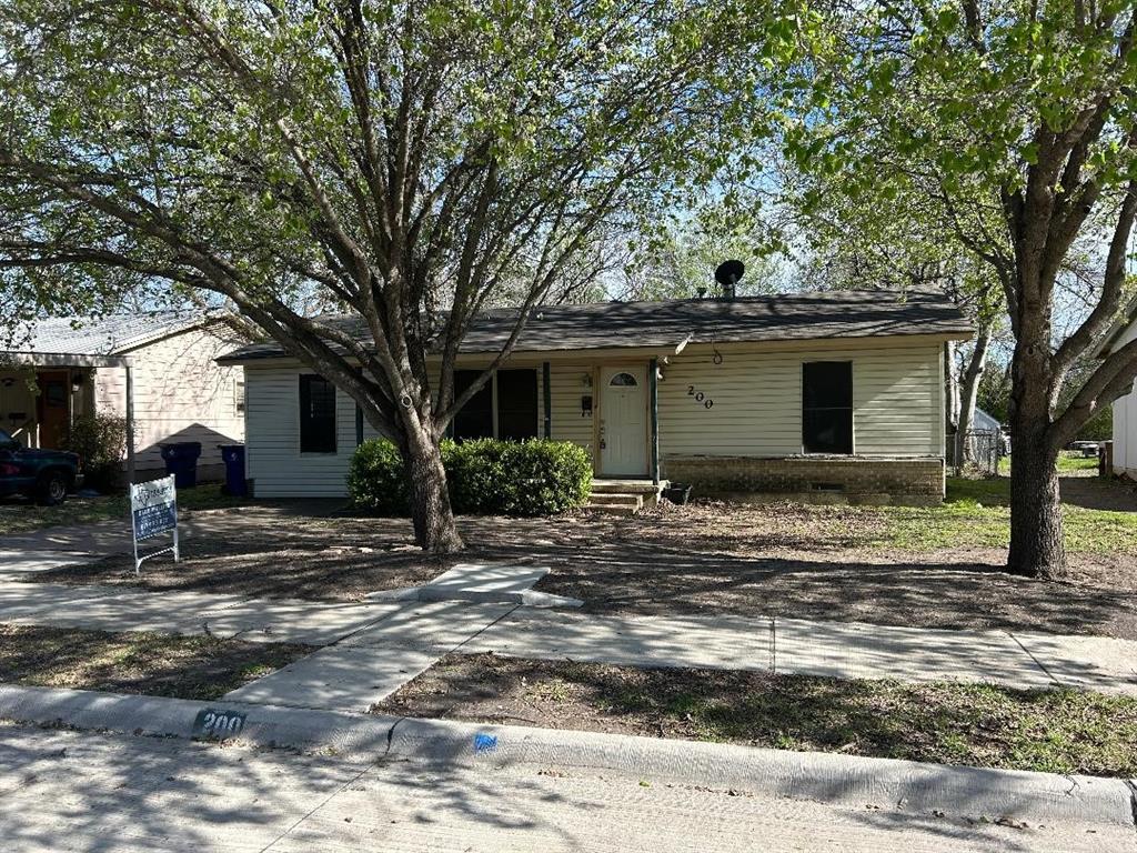 200 Cumberland Road Waxahachie, TX 75165 - Photo 1 of 1 a front view of a house with a tree