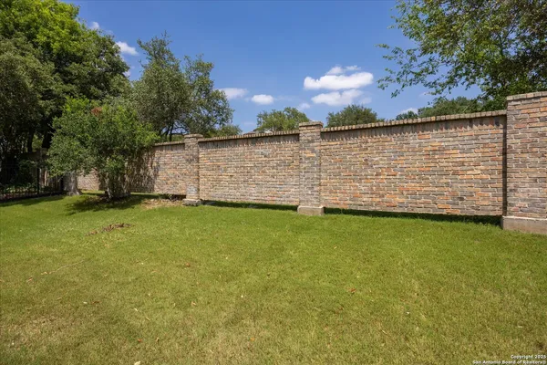 a view of a back yard