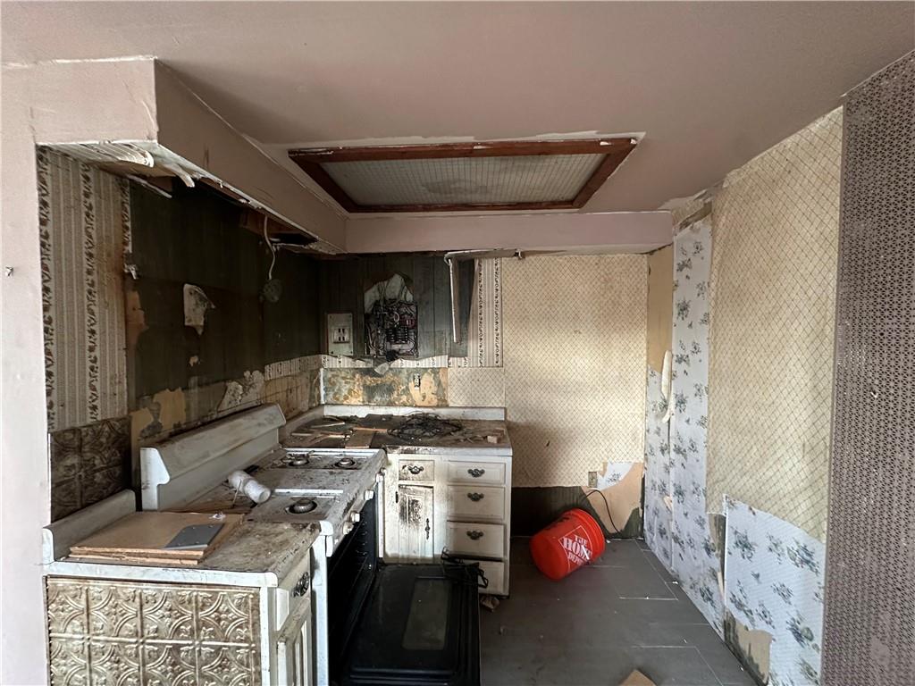 305 West 9th Avenue Tarentum, PA 15084 - Photo 18 of 22 a kitchen with a stove and a refrigerator