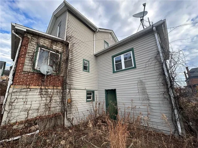 a view of backyard of the house