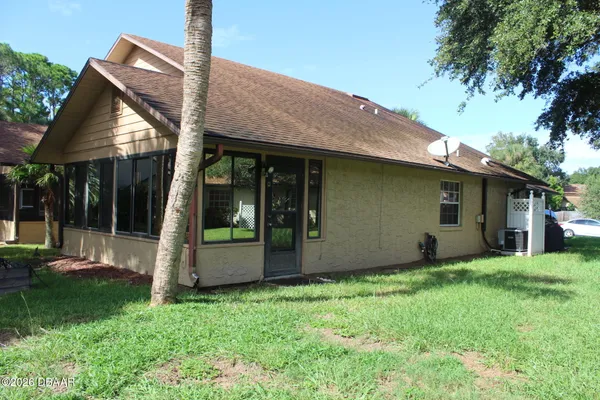 a view of a house with backyard and garden