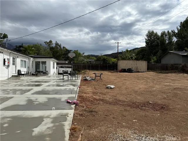 a view of a house with backyard