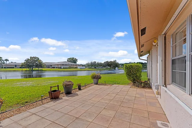a view of a house with backyard and garden