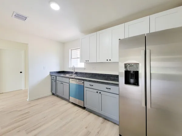 $2,050 | 301 Cypress Street, Lake Jackson, TX 77566