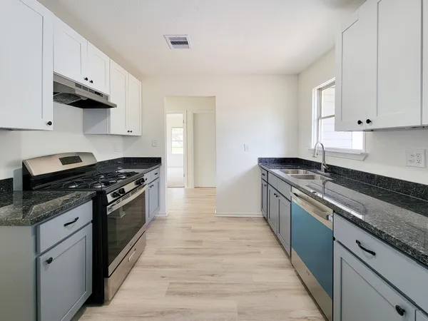 $2,050 | 301 Cypress Street, Lake Jackson, TX 77566