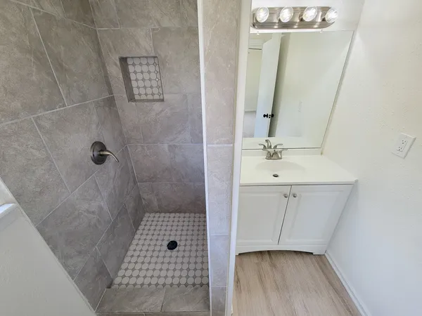 $2,050 | 301 Cypress Street, Lake Jackson, TX 77566