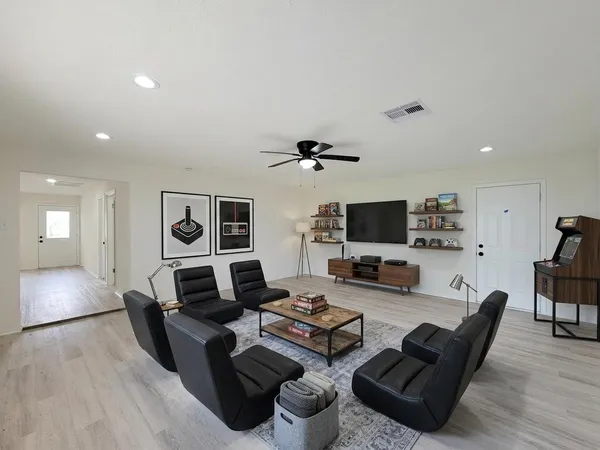 $2,050 | 301 Cypress Street, Lake Jackson, TX 77566