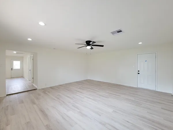 $2,050 | 301 Cypress Street, Lake Jackson, TX 77566