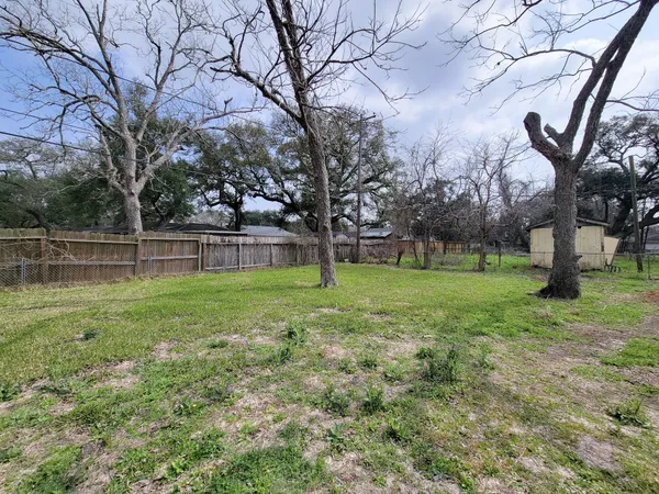 $2,050 | 301 Cypress Street, Lake Jackson, TX 77566