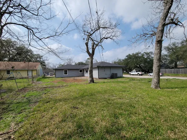 $2,050 | 301 Cypress Street, Lake Jackson, TX 77566