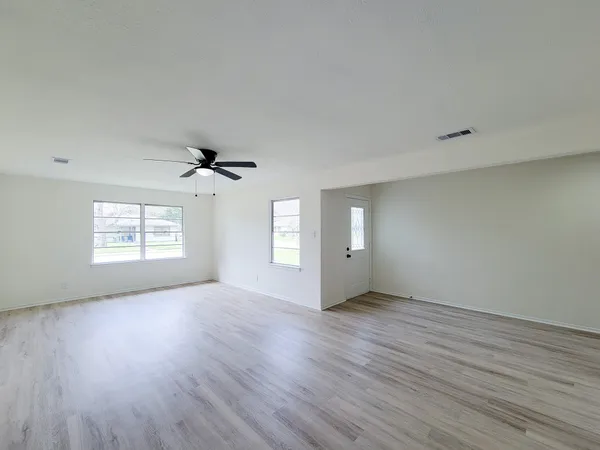 $2,050 | 301 Cypress Street, Lake Jackson, TX 77566